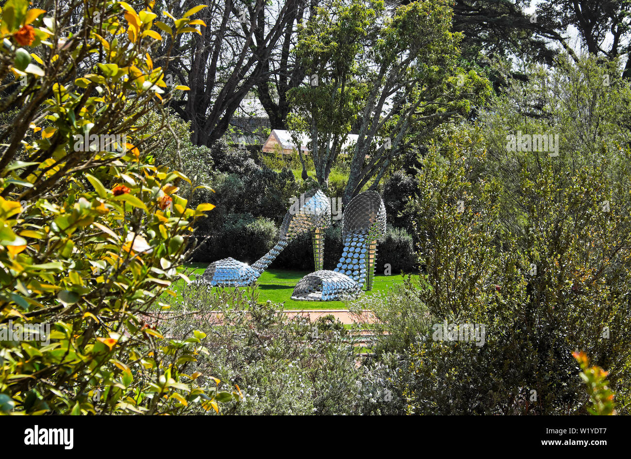 „Marilyn PA“ von Joana Vasconcelos Schuhe Skulptur Edelstahlpfannen Deckel und Zement im Garten des Serralves Museumsparks in Porto Oporto Portugal EU Stockfoto