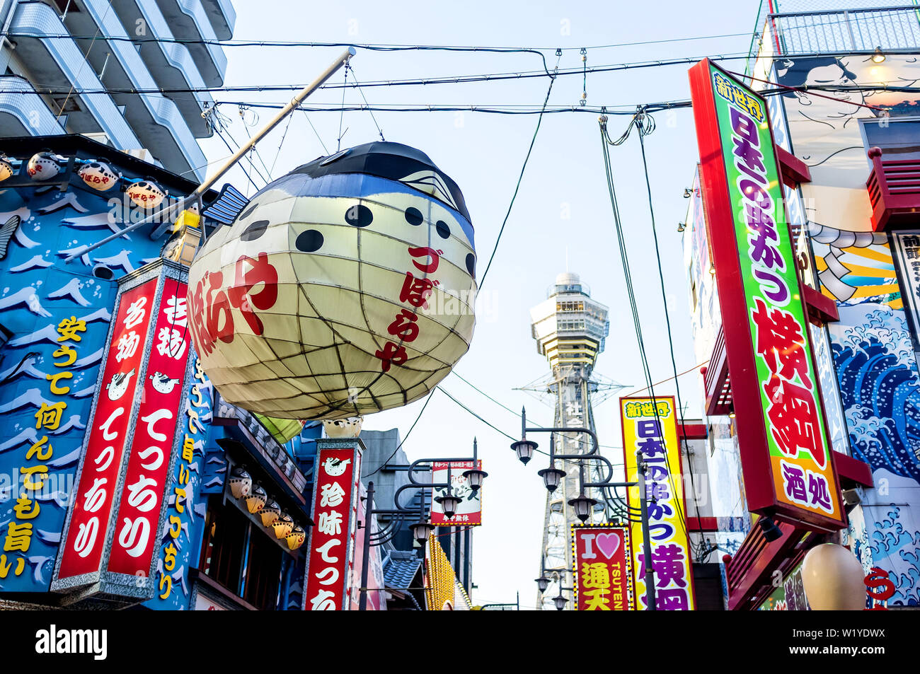 April 18, 2019: Neon in einer Straße voller Restaurants in Shinsekai, Osaka, Japan Stockfoto