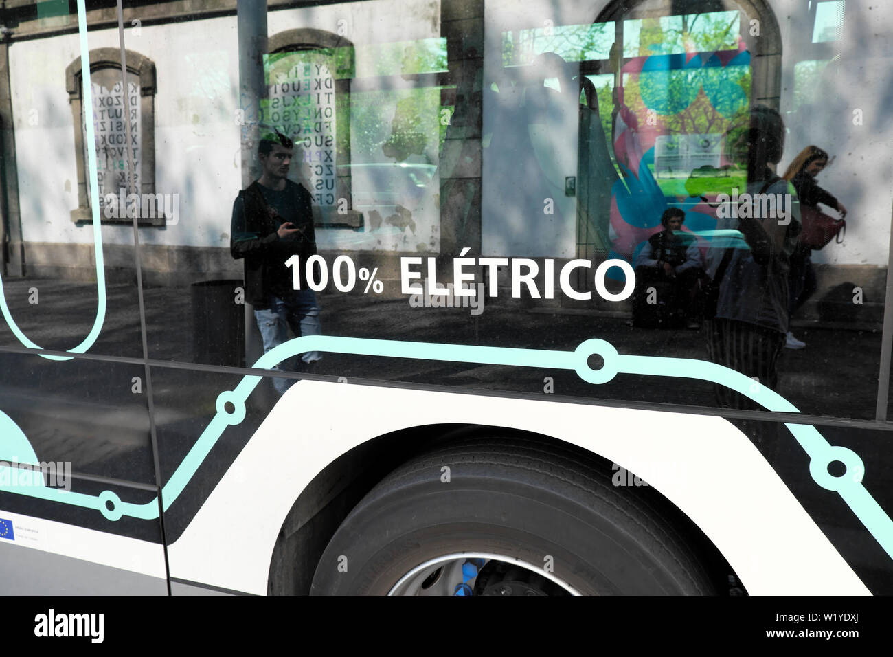 Null Emissionen emissoes 100% elektrische eletrico Zeichen auf der Seite eines Busses in der Stadt Porto Oporto Portugal Europa KATHY DEWITT Stockfoto