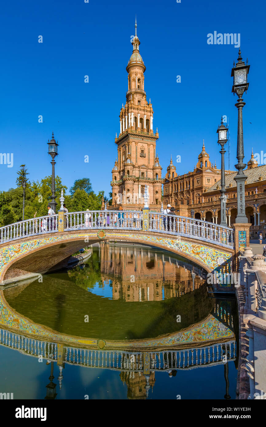 Spiegelbild im Wasser an der Plaza de Espana oder Spanien Square in Maria Luisa Park in Sevilla, Andalusien, Spanien Stockfoto