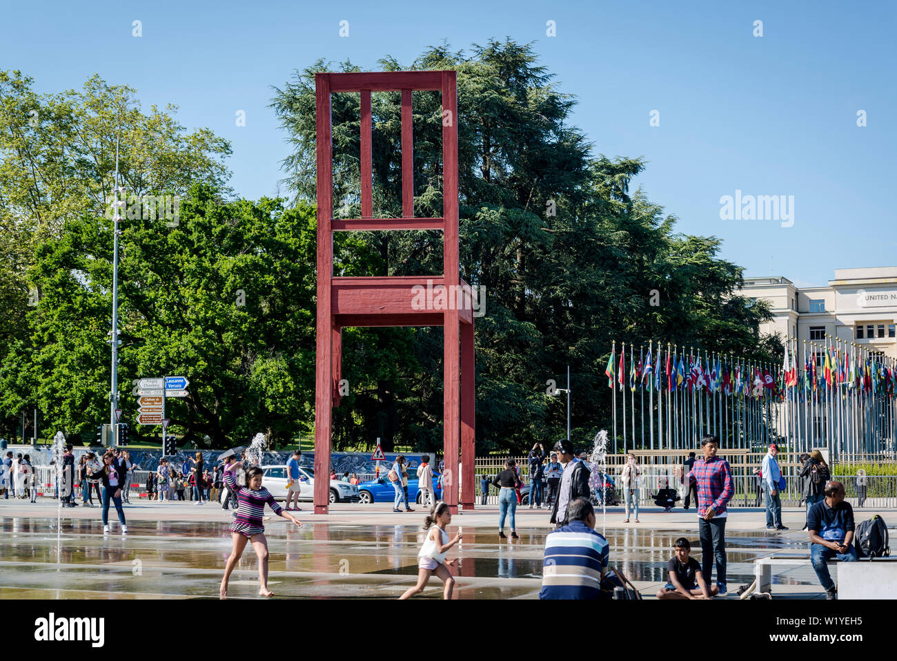 Kaputter Stuhl Skulptur des Schweizer Künstlers Daniel Berset am Platz der  Nationen in Genf, Schweiz Vor der Vereinten Nationen Sitz Stockfotografie -  Alamy