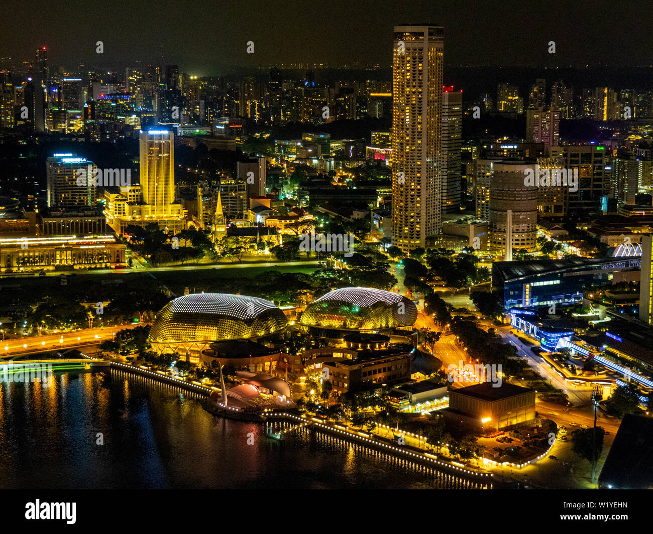 Theater an der Bucht Esplanade Singapur ist abends beleuchtet. Stockfoto
