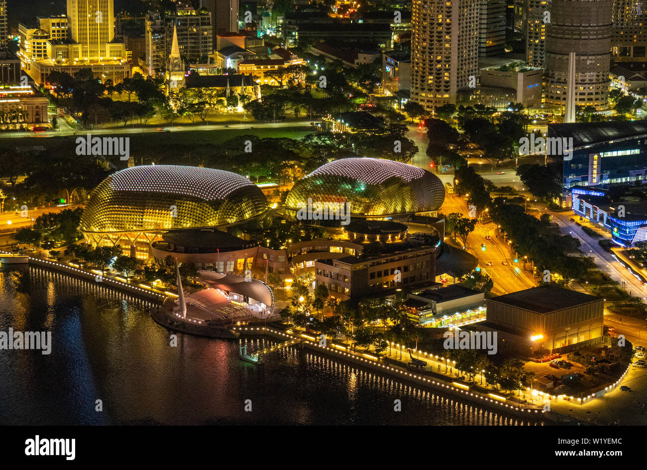 Theater an der Bucht Esplanade Singapur ist abends beleuchtet. Stockfoto