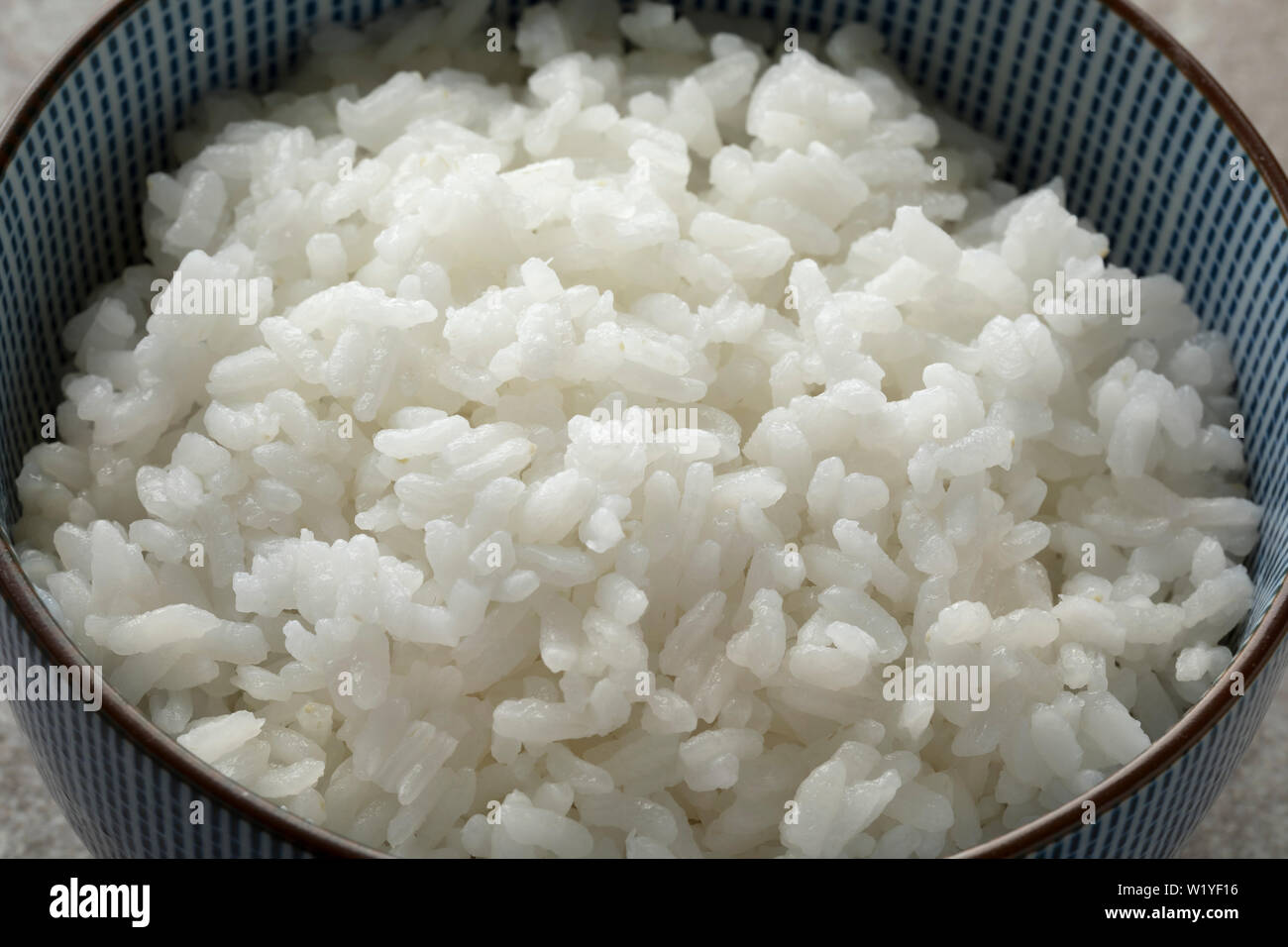 Traditionelle japanische Schale mit gekochten Reis Nahaufnahme Stockfoto