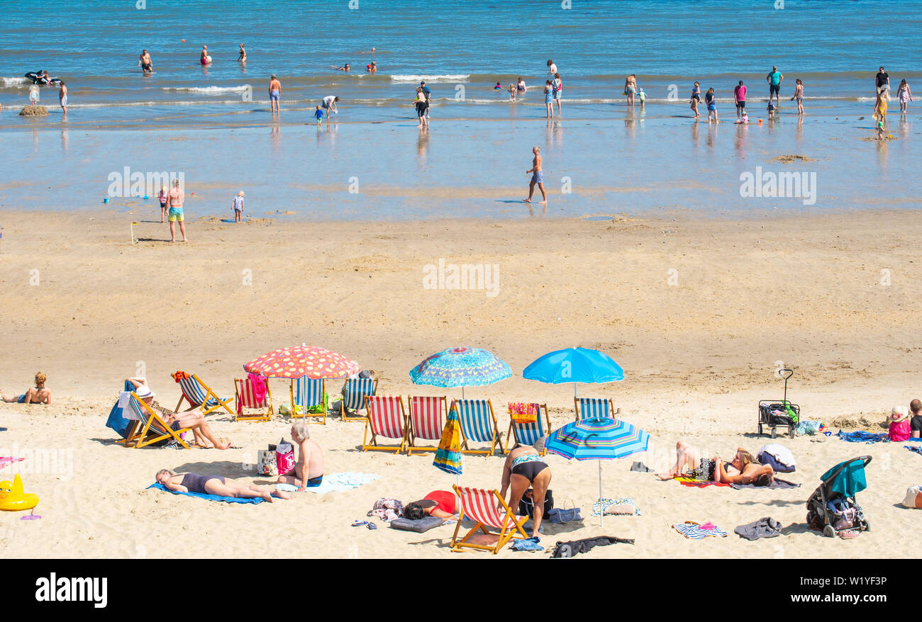 Lyme Regis, Dorset, Großbritannien. 4. Juli 2019. UK Wetter: Der Strand im Badeort von Lyme Regis besetzt war heute Nachmittag als Sonnenanbeter genossen die glühend heiße Sonne und blauen Himmel. Credit: Celia McMahon/Alamy Leben Nachrichten. Stockfoto