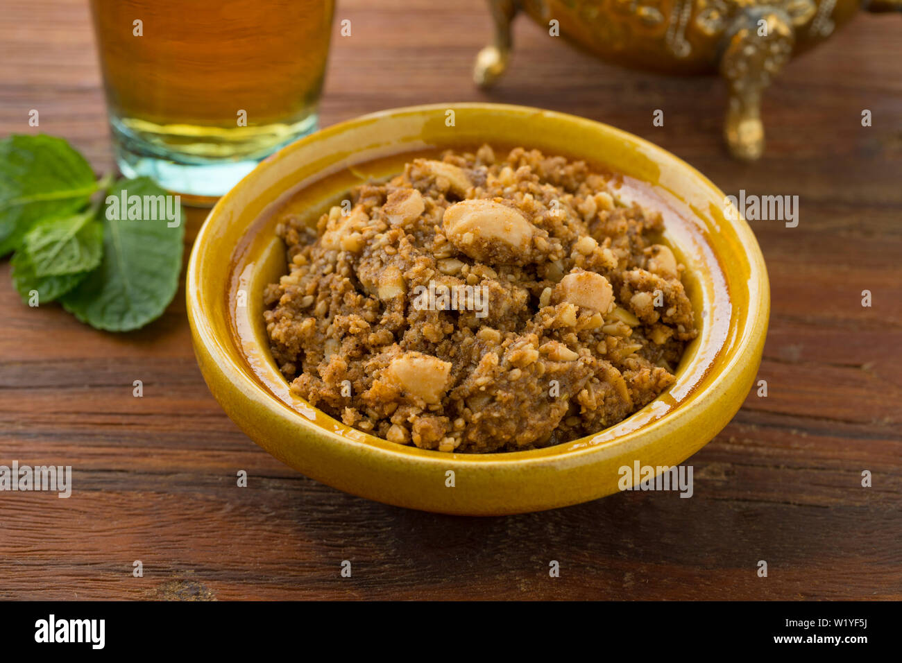 Traditionelle marokkanische Hausgemachte sellou und Tee Nahaufnahme Stockfoto