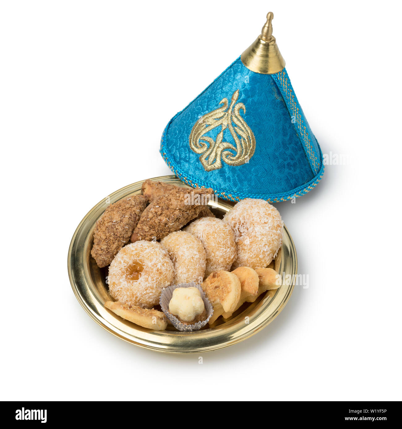 Traditionelle marokkanische festliche Cookies in einer festlichen Metall Tajine auf weißem Hintergrund Stockfoto