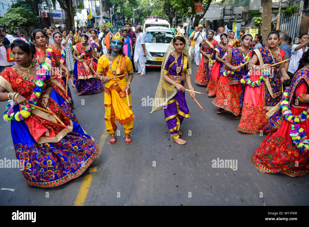 Devotees in traditionellen Kostümen tanzen während eines Festivals. Rath Yatra ist eine jährliche Veranstaltung, die in den Monat Juni oder Juli gefeiert wird. Es ist Lord Jagannath gewidmet, seine Schwester Göttin Subhadra und sein älterer Bruder Herrn Balabhadra. Stockfoto Devotees in traditionellen Kostümen tanzen während eines Festivals. Rath Yatra ist eine jährliche Veranstaltung, die in den Monat Juni oder Juli gefeiert wird. Es ist Lord Jagannath gewidmet, seine Schwester Göttin Subhadra und sein älterer Bruder Herrn Balabhadra. Stockfoto