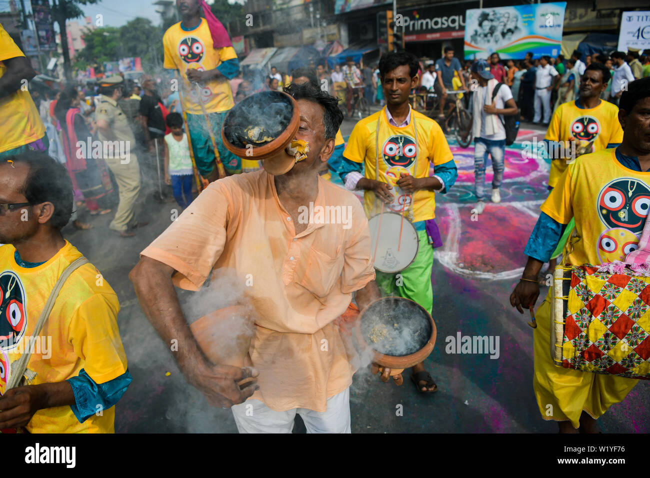 Ein Devotee führt die traditionellen Rituale während eines Festivals. Rath Yatra ist eine jährliche Veranstaltung, die in den Monat Juni oder Juli gefeiert wird. Es ist Lord Jagannath gewidmet, seine Schwester Göttin Subhadra und sein älterer Bruder Herrn Balabhadra. Stockfoto Ein Devotee führt die traditionellen Rituale während eines Festivals. Rath Yatra ist eine jährliche Veranstaltung, die in den Monat Juni oder Juli gefeiert wird. Es ist Lord Jagannath gewidmet, seine Schwester Göttin Subhadra und sein älterer Bruder Herrn Balabhadra. Stockfoto