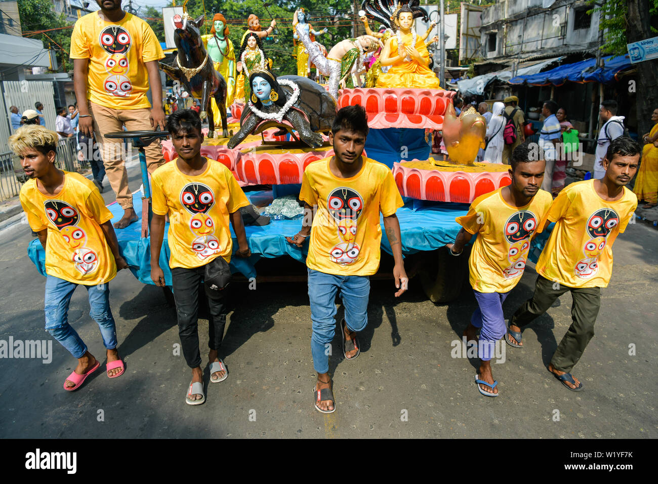 Anhänger ziehen ein Tableau während eines Festivals. Rath Yatra ist eine jährliche Veranstaltung, die in den Monat Juni oder Juli gefeiert wird. Es ist Lord Jagannath gewidmet, seine Schwester Göttin Subhadra und sein älterer Bruder Herrn Balabhadra. Stockfoto