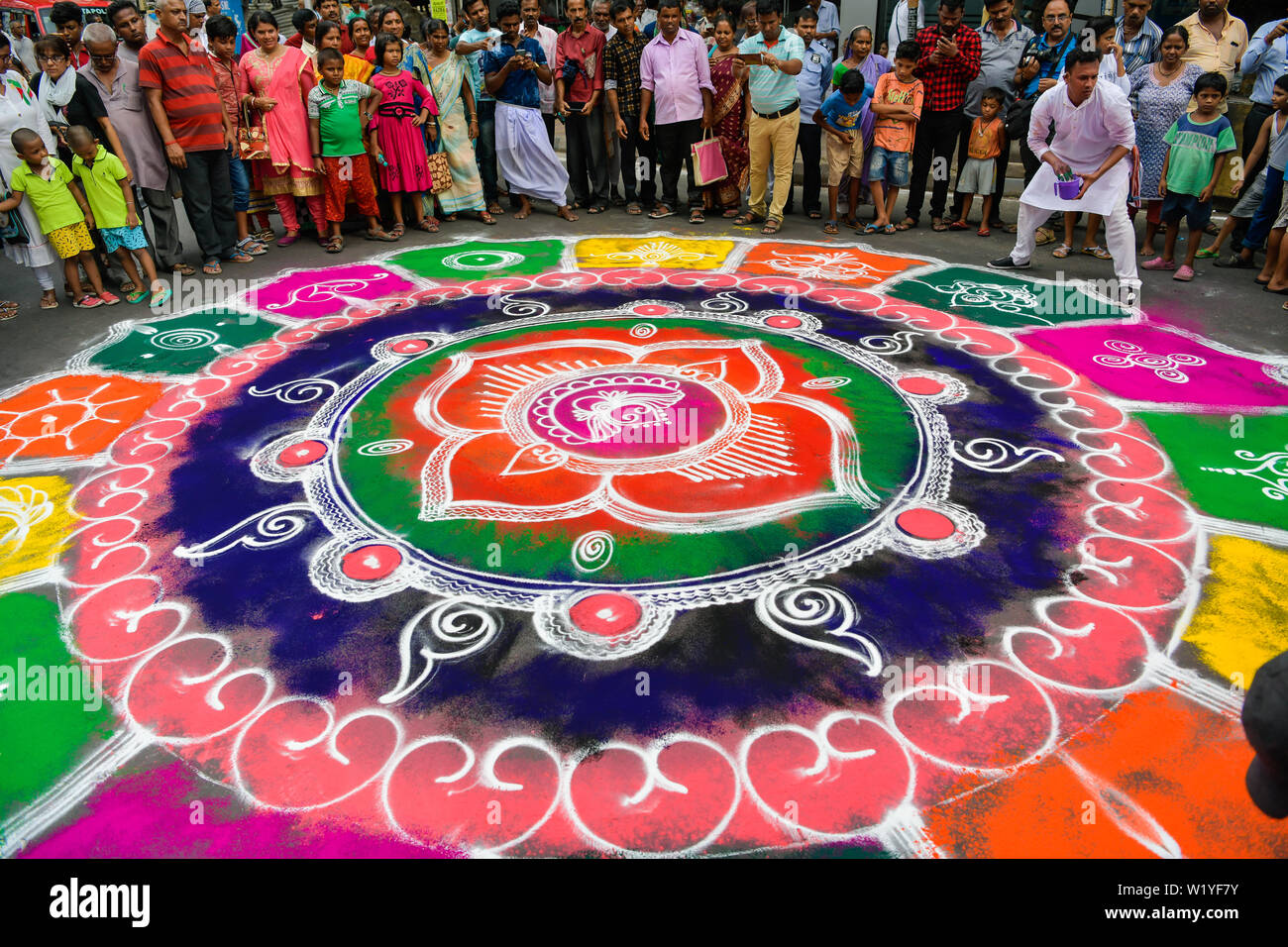 Anhänger Farbe ein Wandbild, wie Sie feiern während eines Festivals. Rath Yatra ist eine jährliche Veranstaltung, die in den Monat Juni oder Juli gefeiert wird. Es ist Lord Jagannath gewidmet, seine Schwester Göttin Subhadra und sein älterer Bruder Herrn Balabhadra. Stockfoto Anhänger Farbe ein Wandbild, wie Sie feiern während eines Festivals. Rath Yatra ist eine jährliche Veranstaltung, die in den Monat Juni oder Juli gefeiert wird. Es ist Lord Jagannath gewidmet, seine Schwester Göttin Subhadra und sein älterer Bruder Herrn Balabhadra. Stockfoto