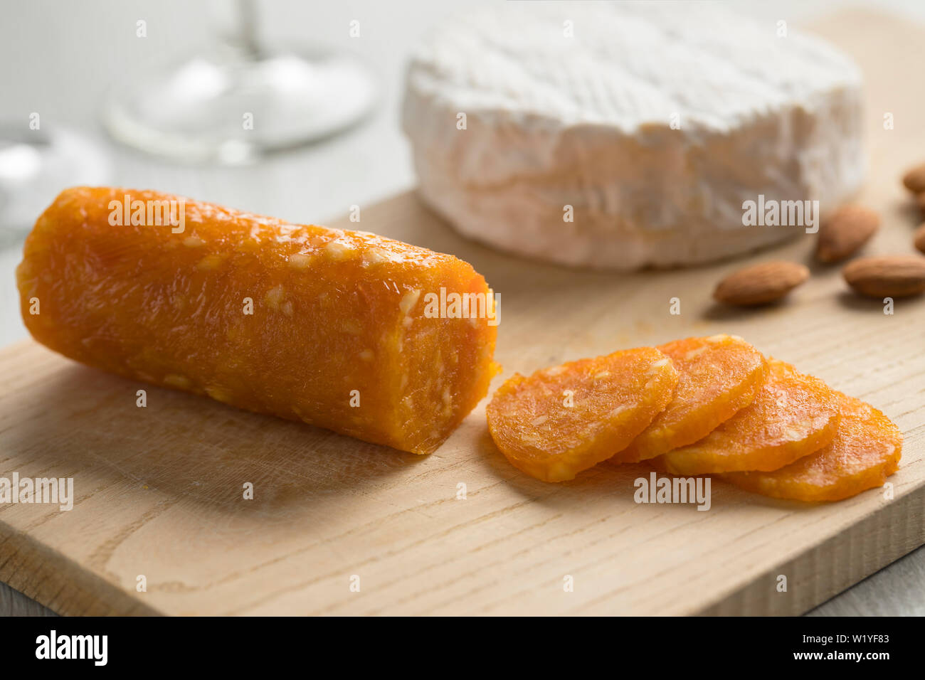 Süße getrocknete Aprikose und Mandel Rollen als Snack auf einem Käsebrett Stockfoto