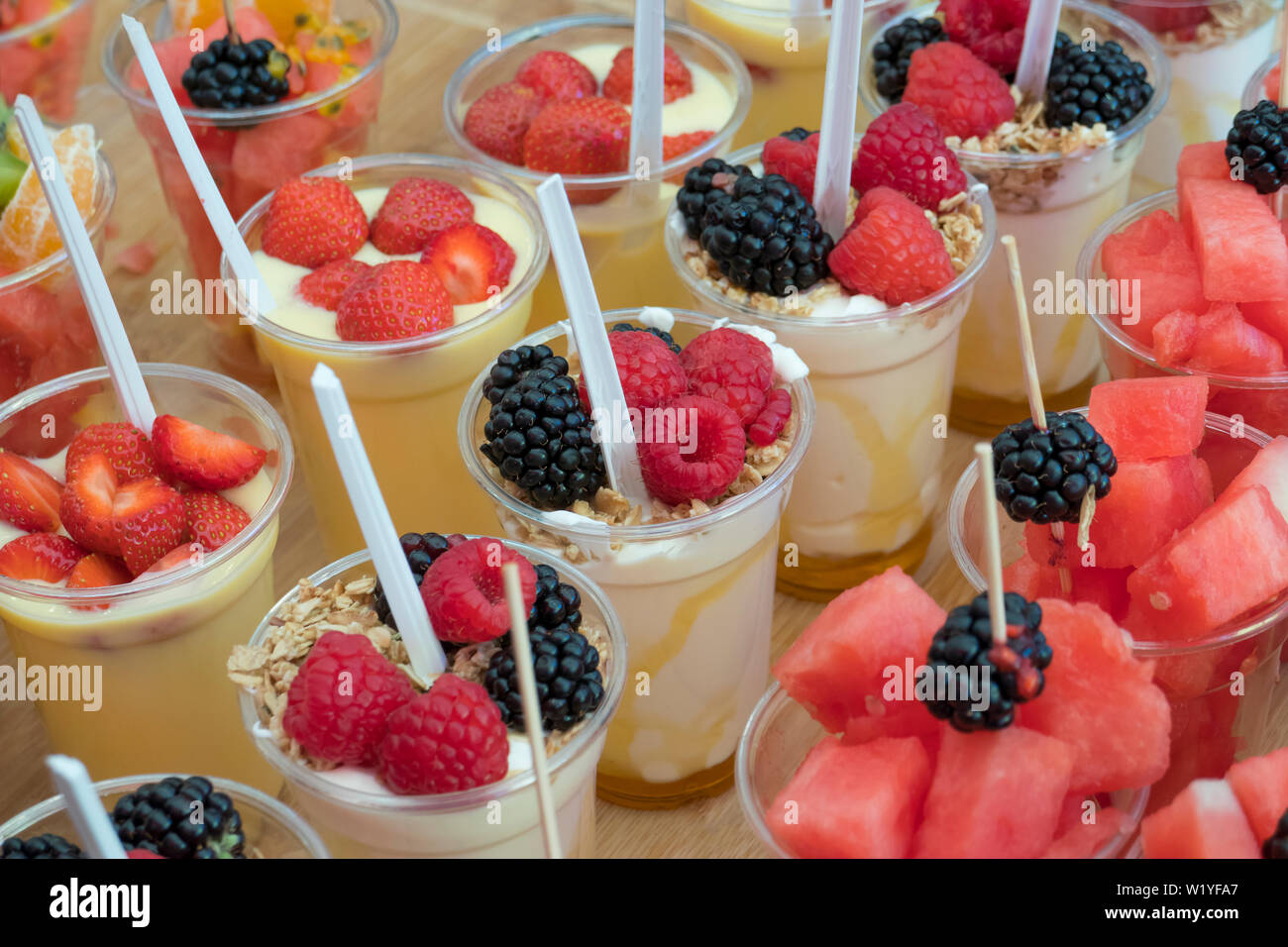 Kunststoff Gläser mit verschiedenen frischen Obst und Getränke zu nehmen Stockfoto