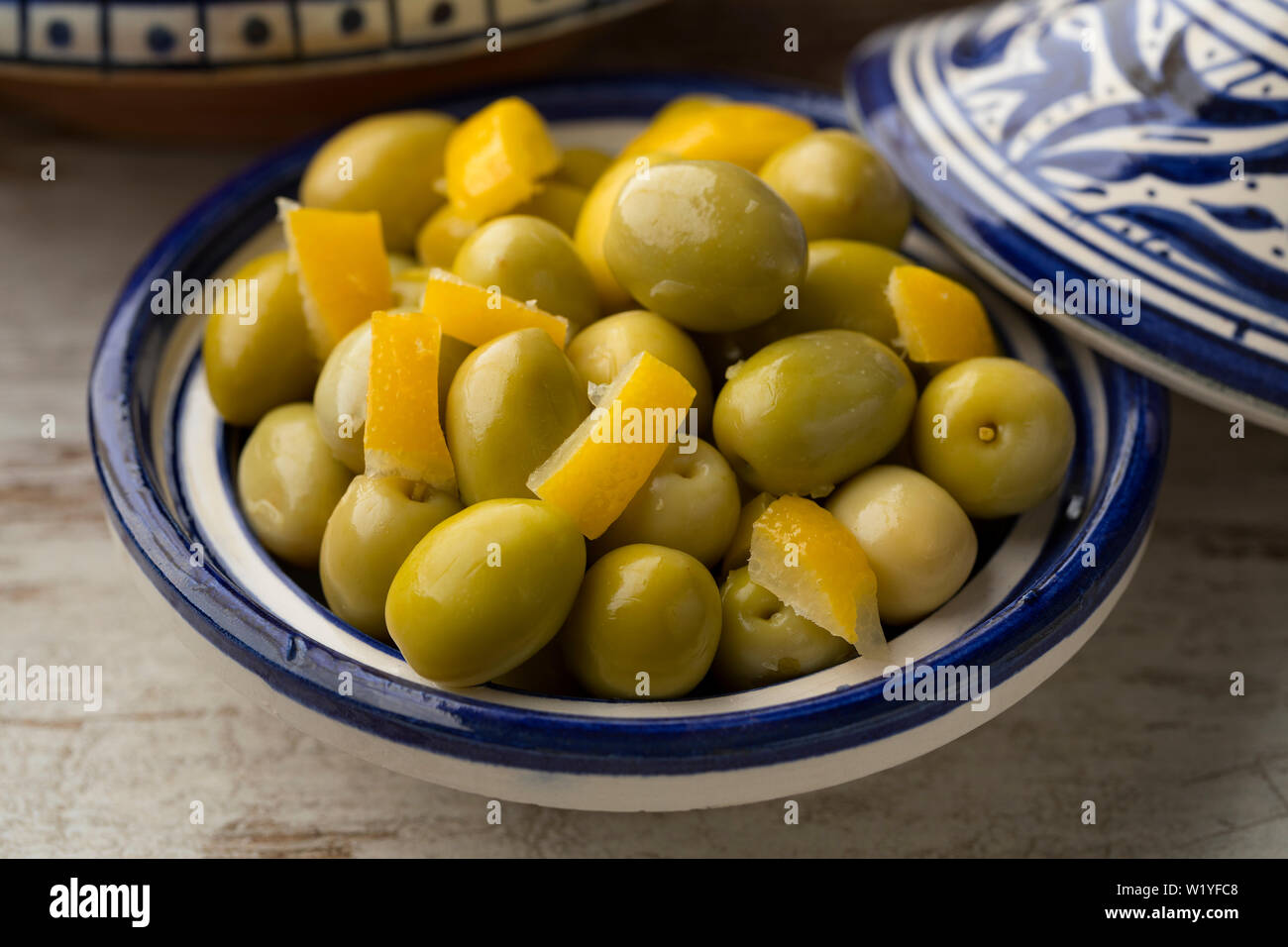 Traditionelle marokkanische Oliven und Zitronen als Beilage Stockfoto