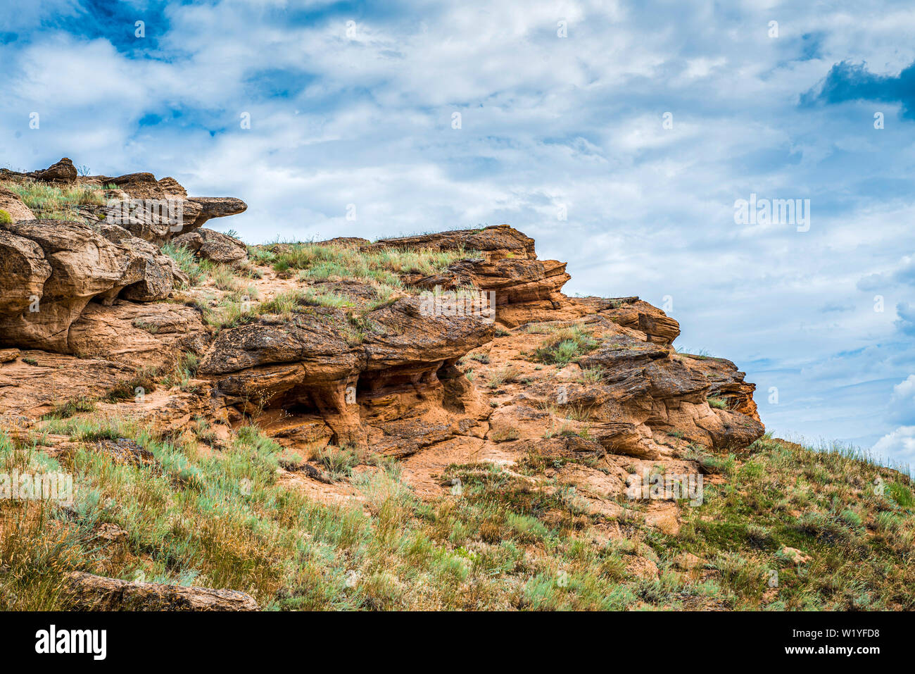 Blick auf den malerischen Sandsteinformationen auf dem Berg groß Bogdo. Einzigartige natürliche Phänomene in der Nähe der salzigen See Baskunchak. Russland. Astr Stockfoto