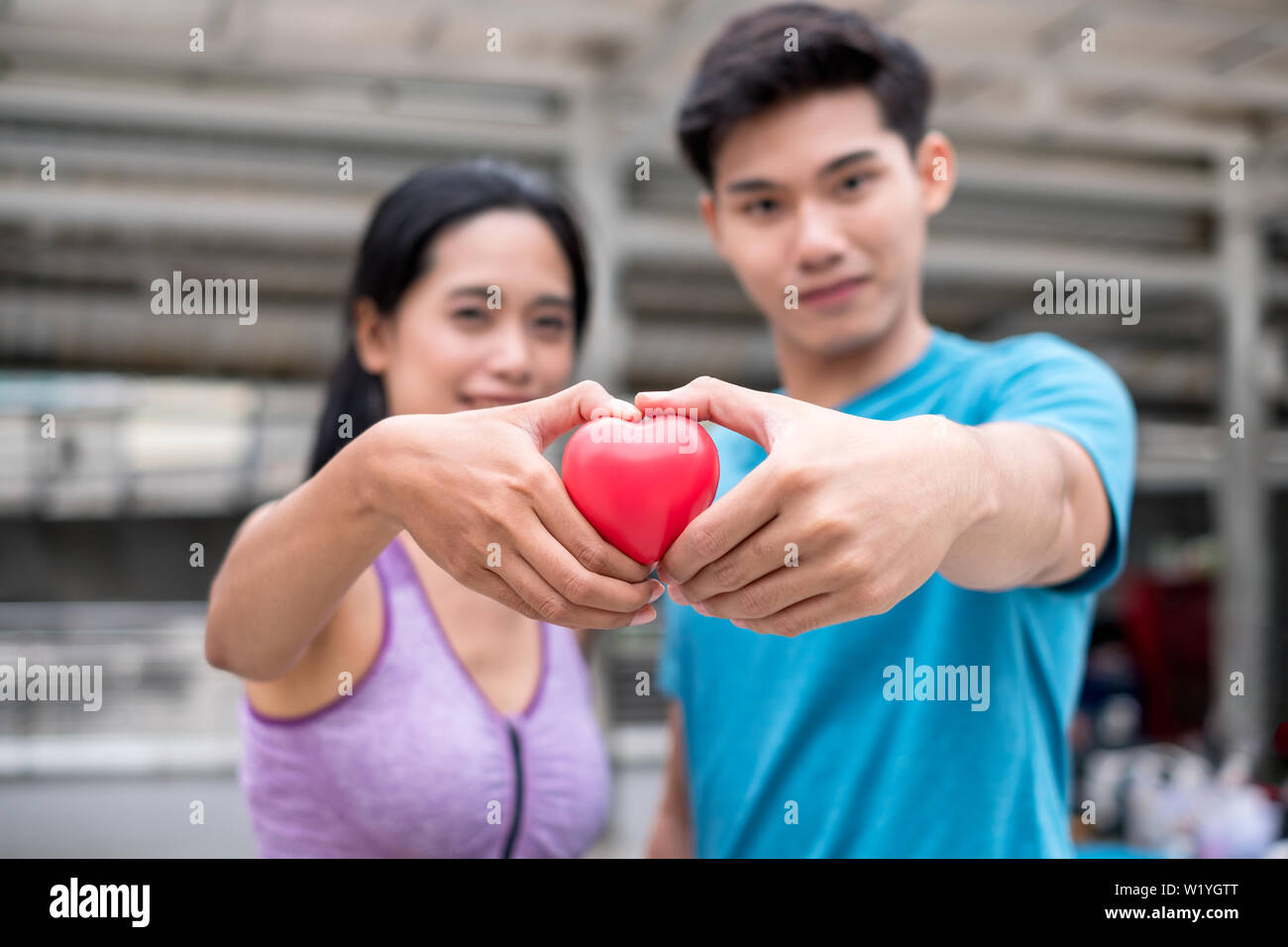 Junges Paar holding Artikulation rot Mock up Herz Stockfoto