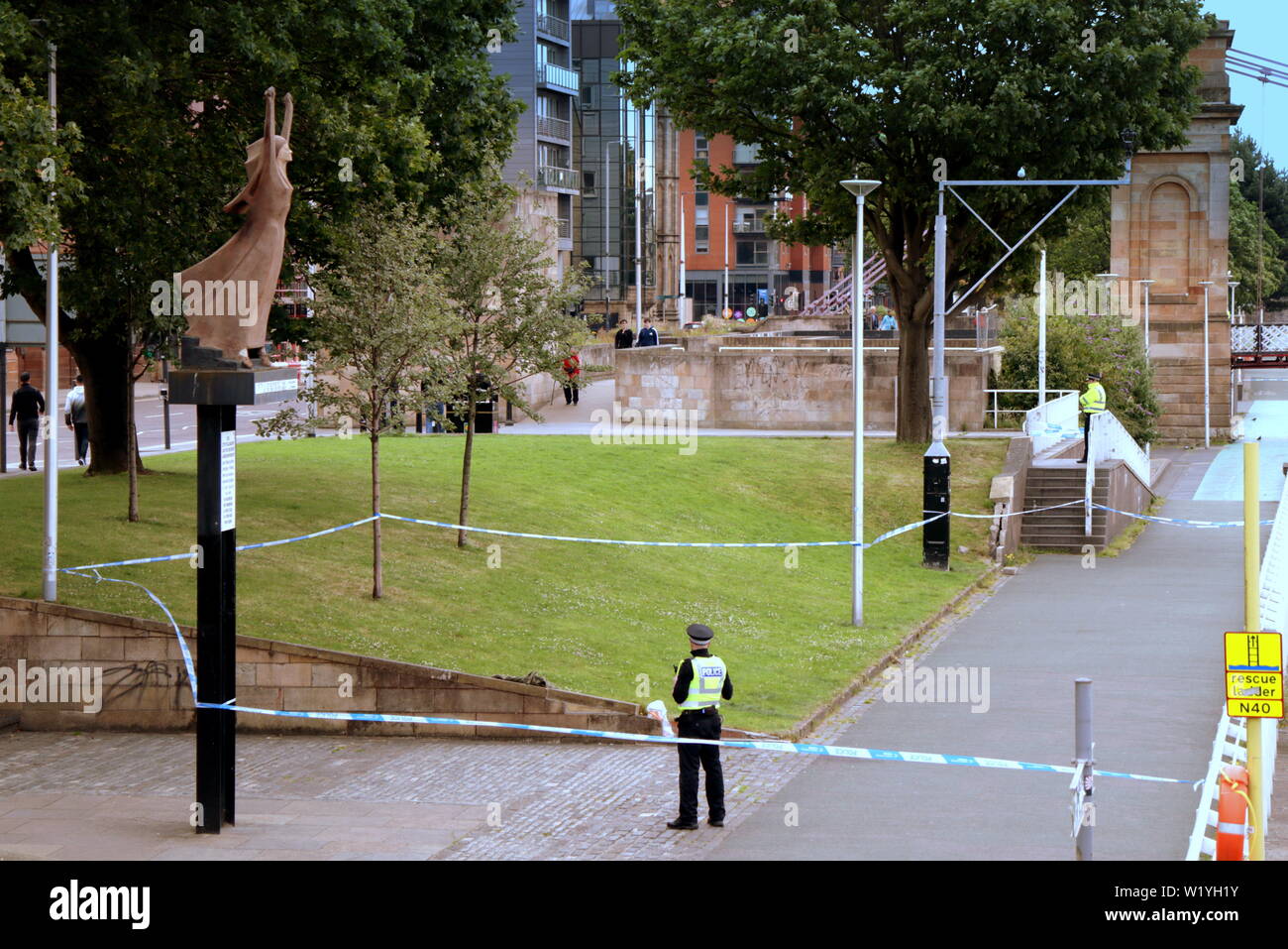 Glasgow, Schottland, Großbritannien, 4. Juli 2019. Euro Hostel River Selbstmord Handgemenge führte zu Polizei Absicherung aus dem Hostel und der Clyde Gehweg von der South Portland Street Suspension Bridge und die La Passionata Spanischer Bürgerkrieg statue berühmt für seine besser zu "sterben auf ihre Füße als ewig leben auf den Knien" Zitat: Gerard Fähre / alamy Leben Nachrichten Stockfoto