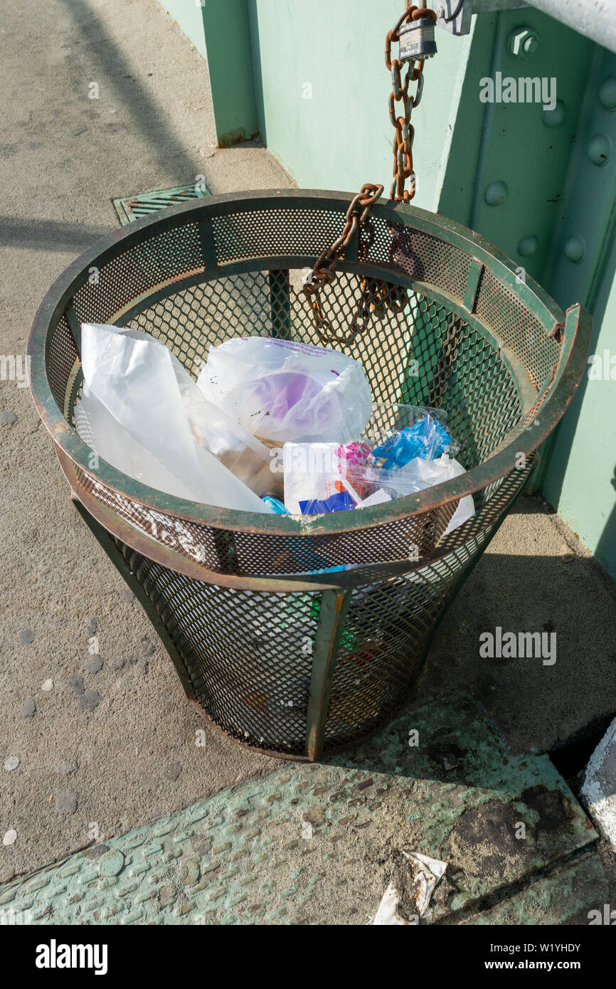 New York City, NY/USA - 3/19/2019: Alte Metall Müll kann auf einer Straße in Manhattan Stockfoto