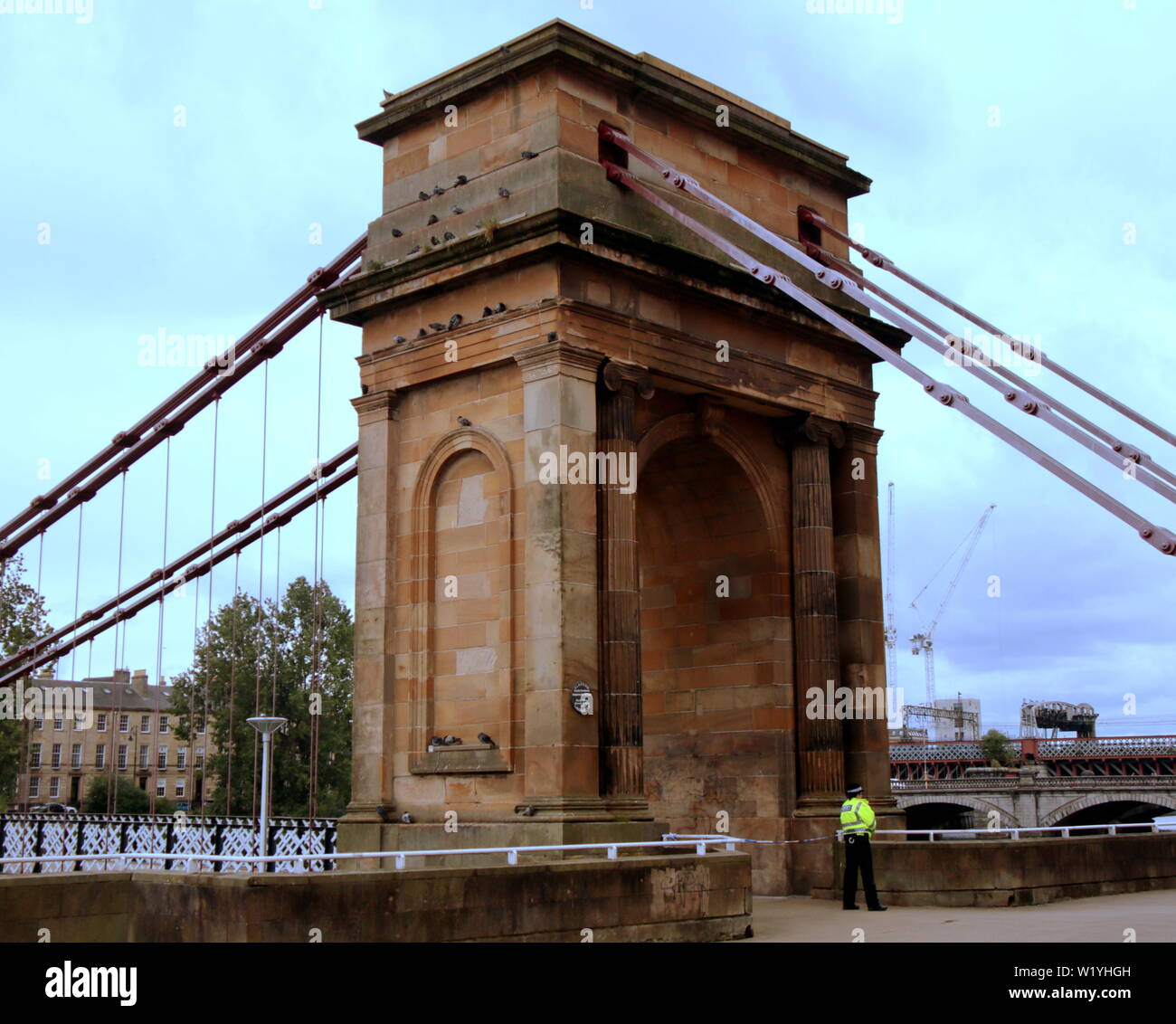 Glasgow, Schottland, Großbritannien, 4. Juli 2019. Euro Hostel River Selbstmord Handgemenge führte zu Polizei Absicherung aus dem Hostel und der Clyde Gehweg von der South Portland Street Suspension Bridge und die La Passionata Spanischer Bürgerkrieg statue berühmt für seine besser zu "sterben auf ihre Füße als ewig leben auf den Knien" Zitat: Gerard Fähre / alamy Leben Nachrichten Stockfoto