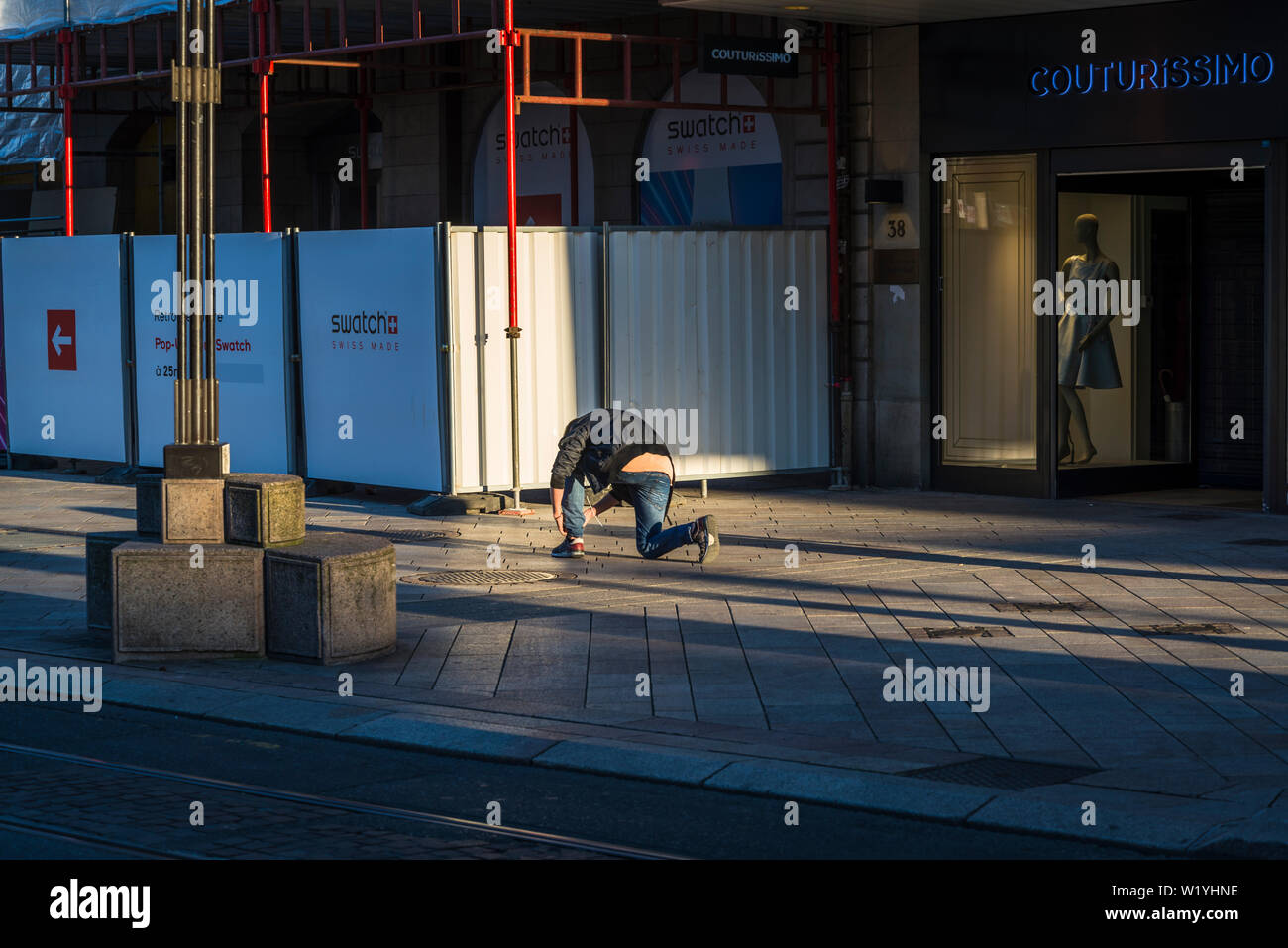 Der Mensch seine Schnürsenkel binden, Rue de la Croix-d'Or, Genf, Schweiz  Stockfotografie - Alamy