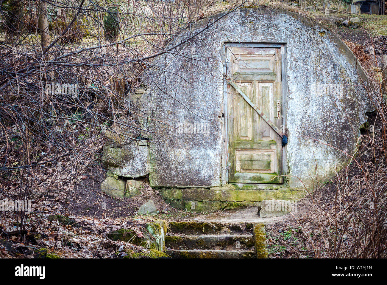 Tür zum alten Beton cold storage statt. Stockfoto