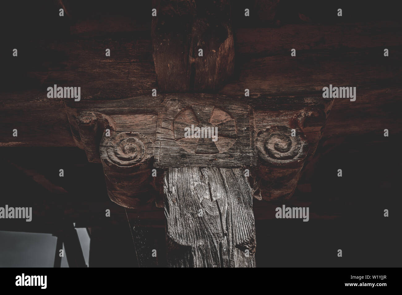 Hölzerne Veranda Hauptstadt Detail von der alten Kirche zwischen den Bergen des Naturparks von Ponga in Viego, Asturien, Spanien. in Stein, Holz und rotem Backstein gebaut Stockfoto Hölzerne Veranda Hauptstadt Detail von der alten Kirche zwischen den Bergen des Naturparks von Ponga in Viego, Asturien, Spanien. in Stein, Holz und rotem Backstein gebaut Stockfoto