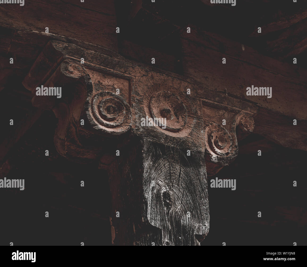 Hölzerne Veranda Hauptstadt Detail von der alten Kirche zwischen den Bergen des Naturparks von Ponga in Viego, Asturien, Spanien. in Stein, Holz und rotem Backstein gebaut Stockfoto Hölzerne Veranda Hauptstadt Detail von der alten Kirche zwischen den Bergen des Naturparks von Ponga in Viego, Asturien, Spanien. in Stein, Holz und rotem Backstein gebaut Stockfoto
