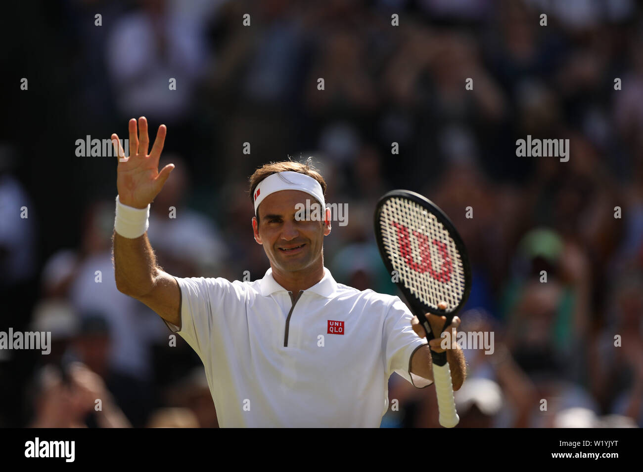 LONDON, ENGLAND - 04. Juli: Roger Federer von der Schweiz in Aktion während seiner Männer singles zweite Runde während der 4. Tag der Meisterschaften - Wimbledon 2019 bei All England Lawn Tennis und Croquet Club am 04. Juli 2019 in London, England. Stockfoto