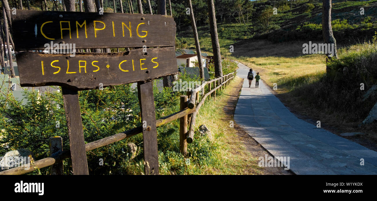 Familie zu Fuß in Richtung Campingplatz der Cies in den Cies Inseln in Galizien, Vigo, Spanien. Stockfoto