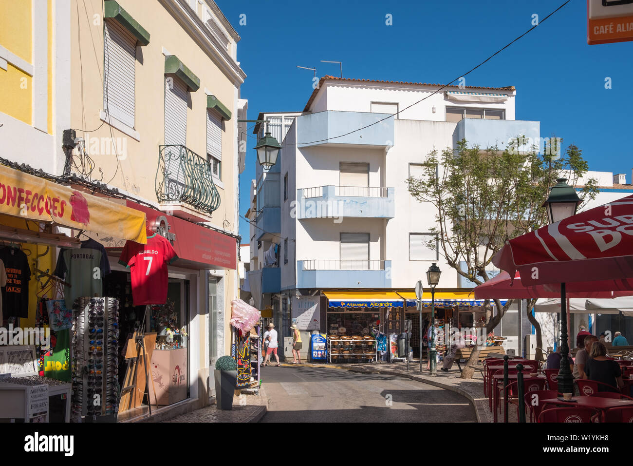 Bars und Geschäfte in Alvor, Algarve, Portugal Stockfoto