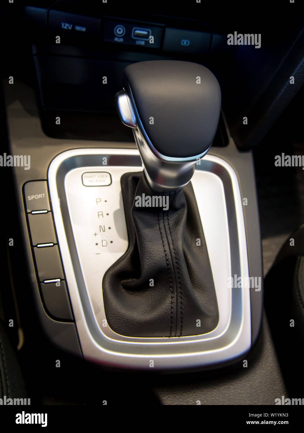 Der Wahlhebel des Automatikgetriebes in Position "P" Stockfoto