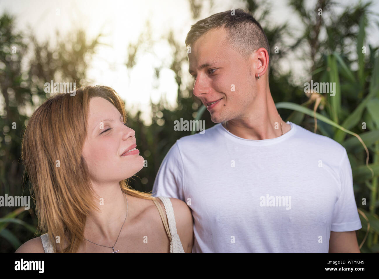 Schönes glückliches Paar. Romantische schöne Frau und gutaussehenden Mann Stockfoto