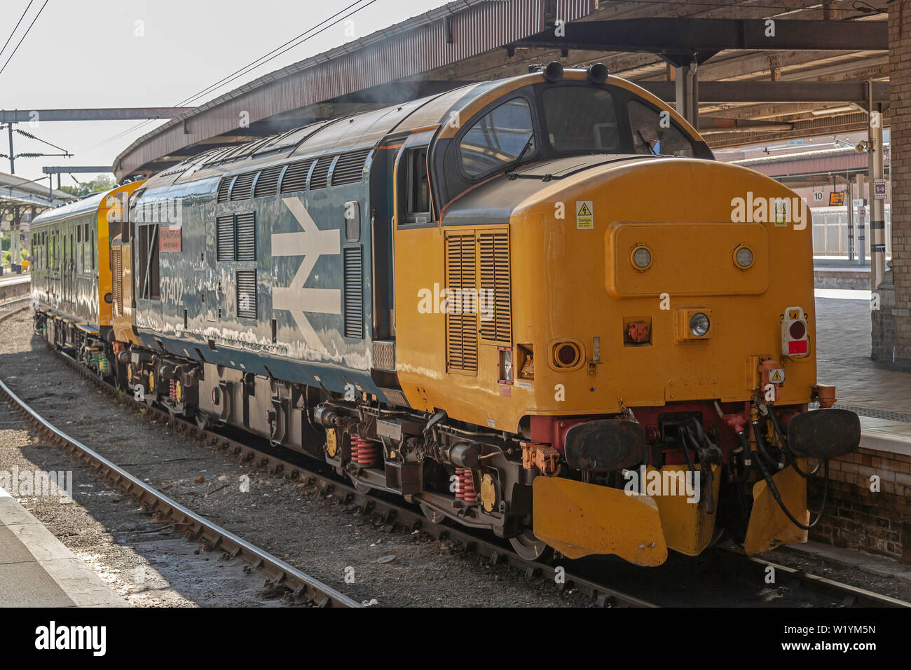 British Rail Class 37 Diesel Lokomotive in Big Logo BR blau Regelung bei York Station mit975025 Caroline Inspektion Limousine Stockfoto