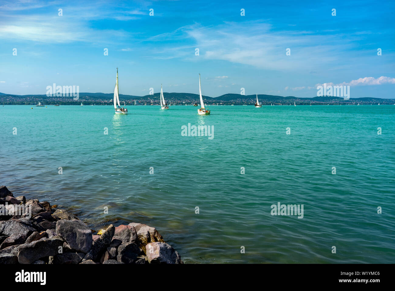 Segelboote auf der Blue Lake Balaton Ungarn unkenntlich. Stockfoto