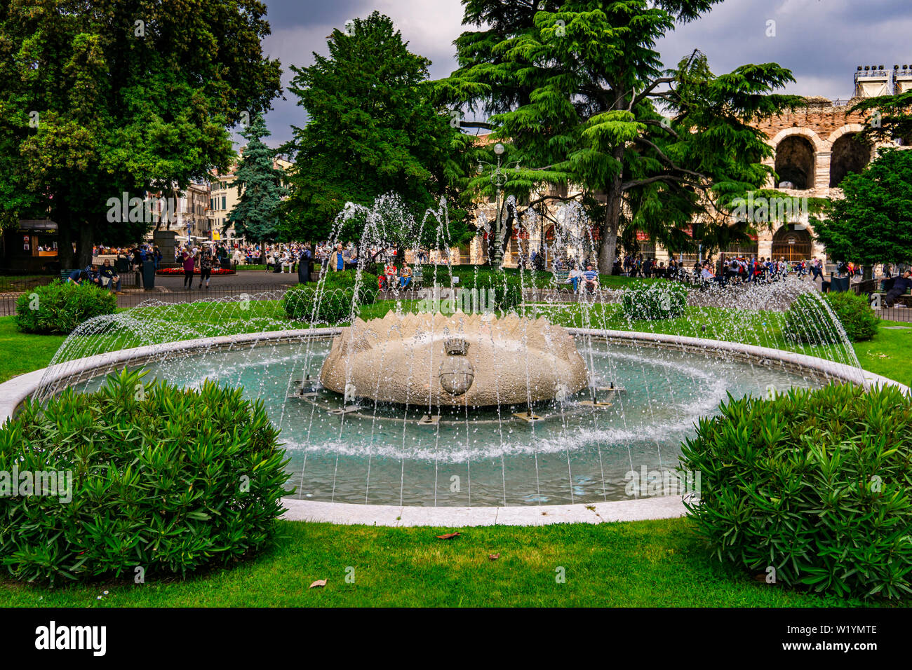 VERONA, Italien - 24. MAI 2019: Unindentified Menschen durch Brunnen der Alpen auf der Piazza Bra in Verona, Italien. Brunnen war ein Geschenk zu Verona von der Bava Stockfoto