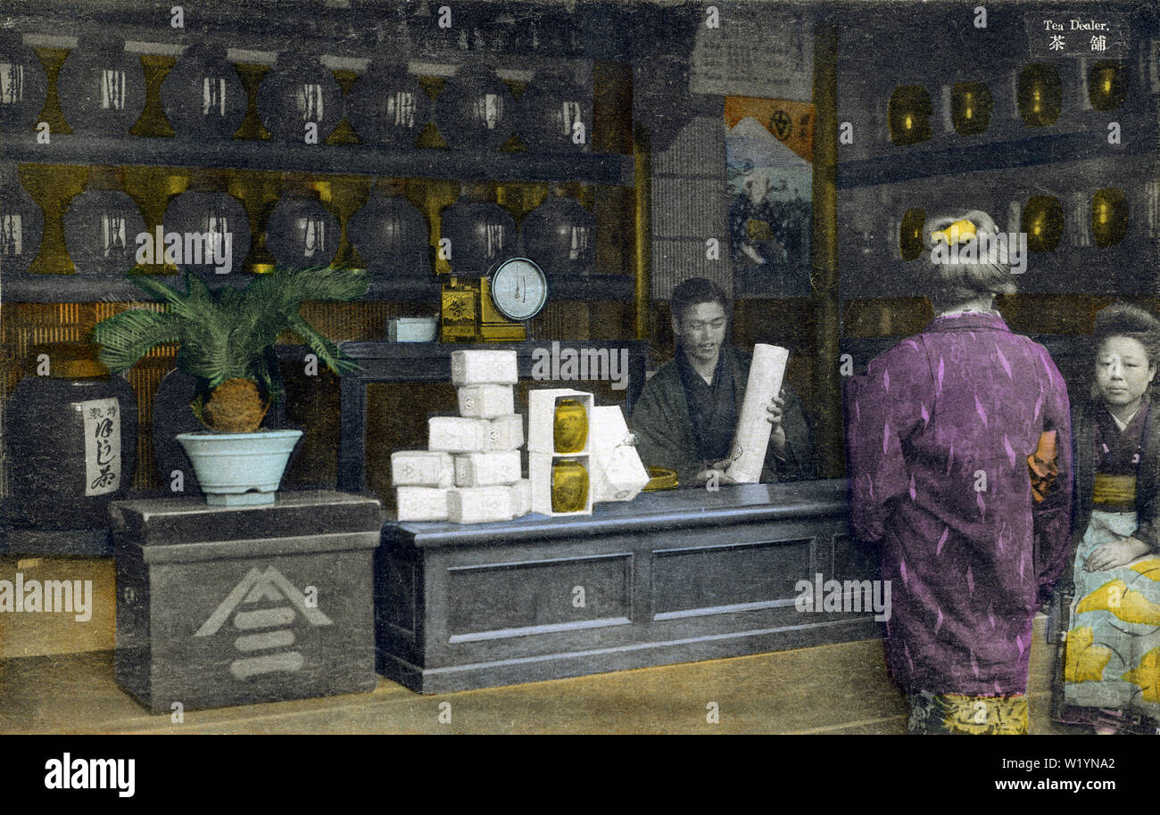 [1930er Jahre Japan - Japanische Tee Shop] - Tee Shop. Diese Postkarte ist eine wunderbare Serie, die als "Bilder von verschiedenen Besetzungen von Japan", in den 1930er Jahren veröffentlicht. Die Serie bietet eine große Aufzeichnung von kleinen Unternehmen in Japan während der frühen Showa Periode (1925-1989). 20. jahrhundert alte Ansichtskarte. Stockfoto