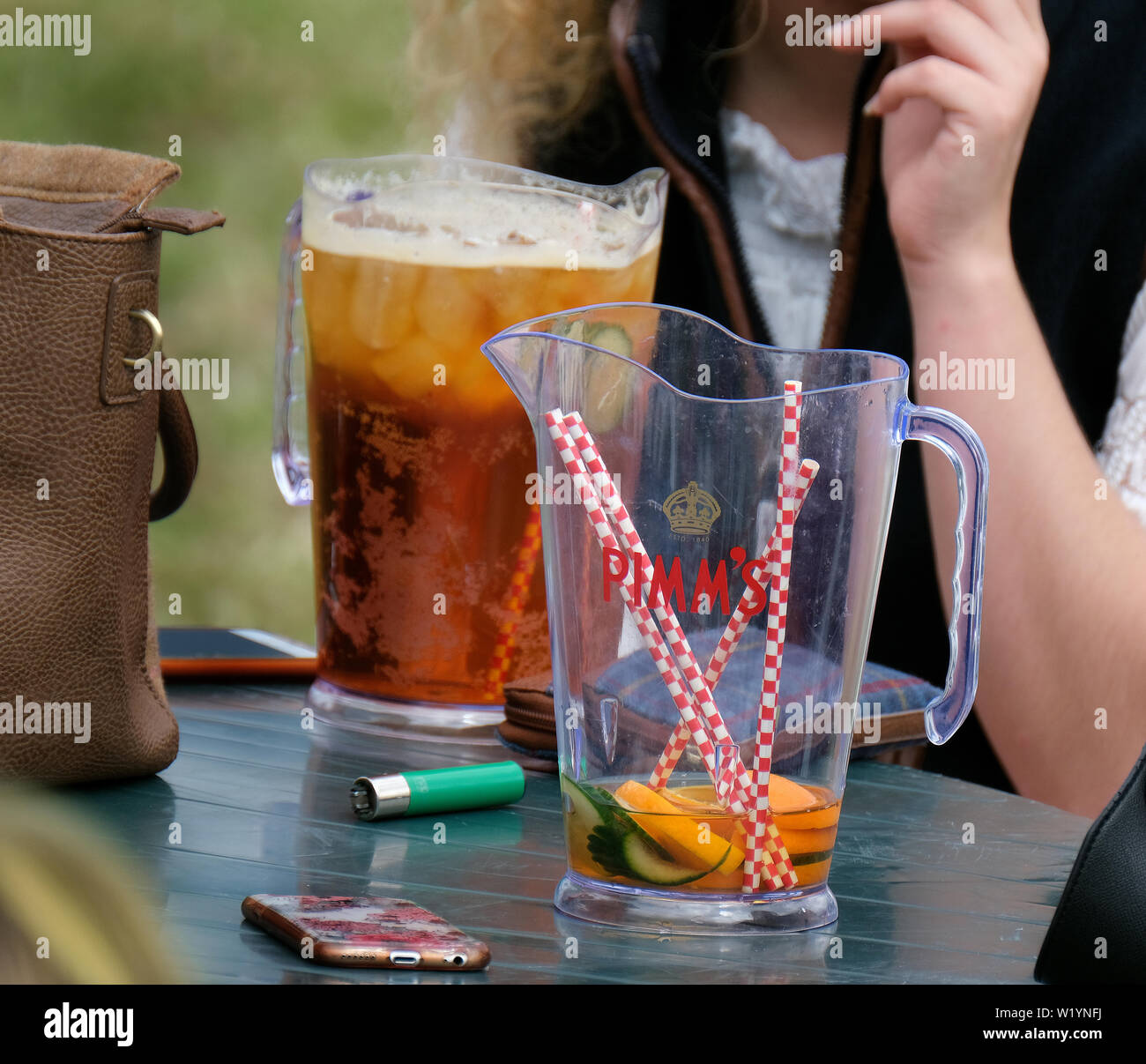 Krüge von gemischten alkoholische Getränke im Freien zeigen. Stockfoto