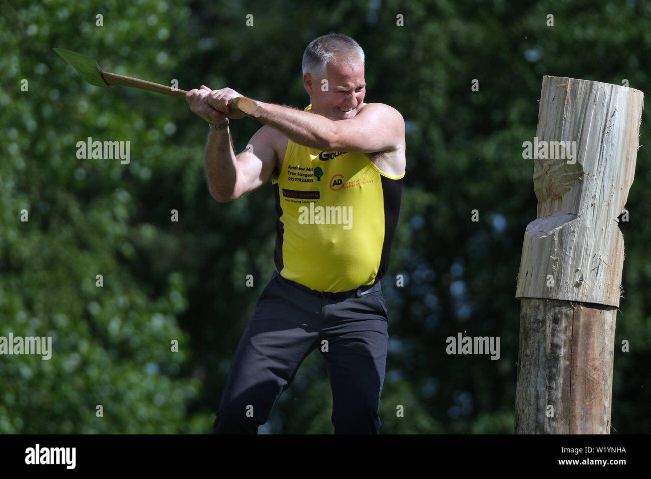 Mann, schwere Axt in Konkurrenz zu fiel. Stockfoto