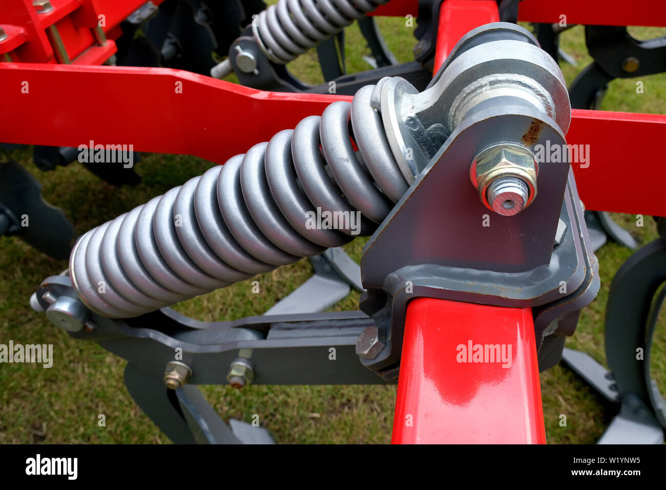 Heavy Duty Schraubenfedern auf modernen landwirtschaftlichen Geräten. Stockfoto