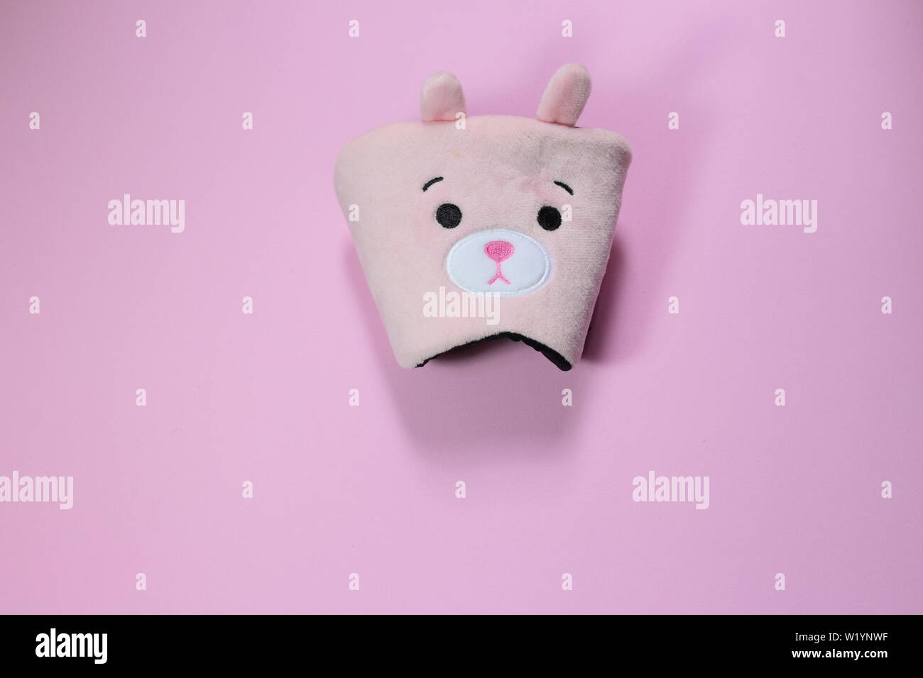 Sleeping bunny Maske. Millennials youngers Möchten Sie mehr zu schlafen und den Aufenthalt in ihr Zimmer. Einen bestimmten Bereich Stockfoto