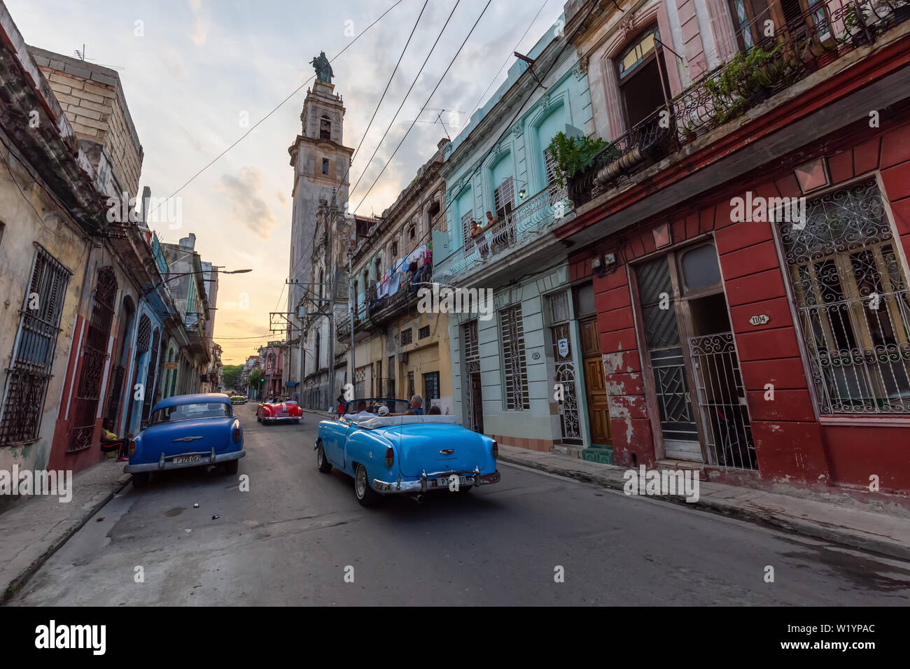 Havanna, Kuba - Mai 17, 2019: Klassische Alte amerikanische Autos in den Straßen der Altstadt von Havanna Stadt während einer lebendigen Sonnenuntergang. Stockfoto