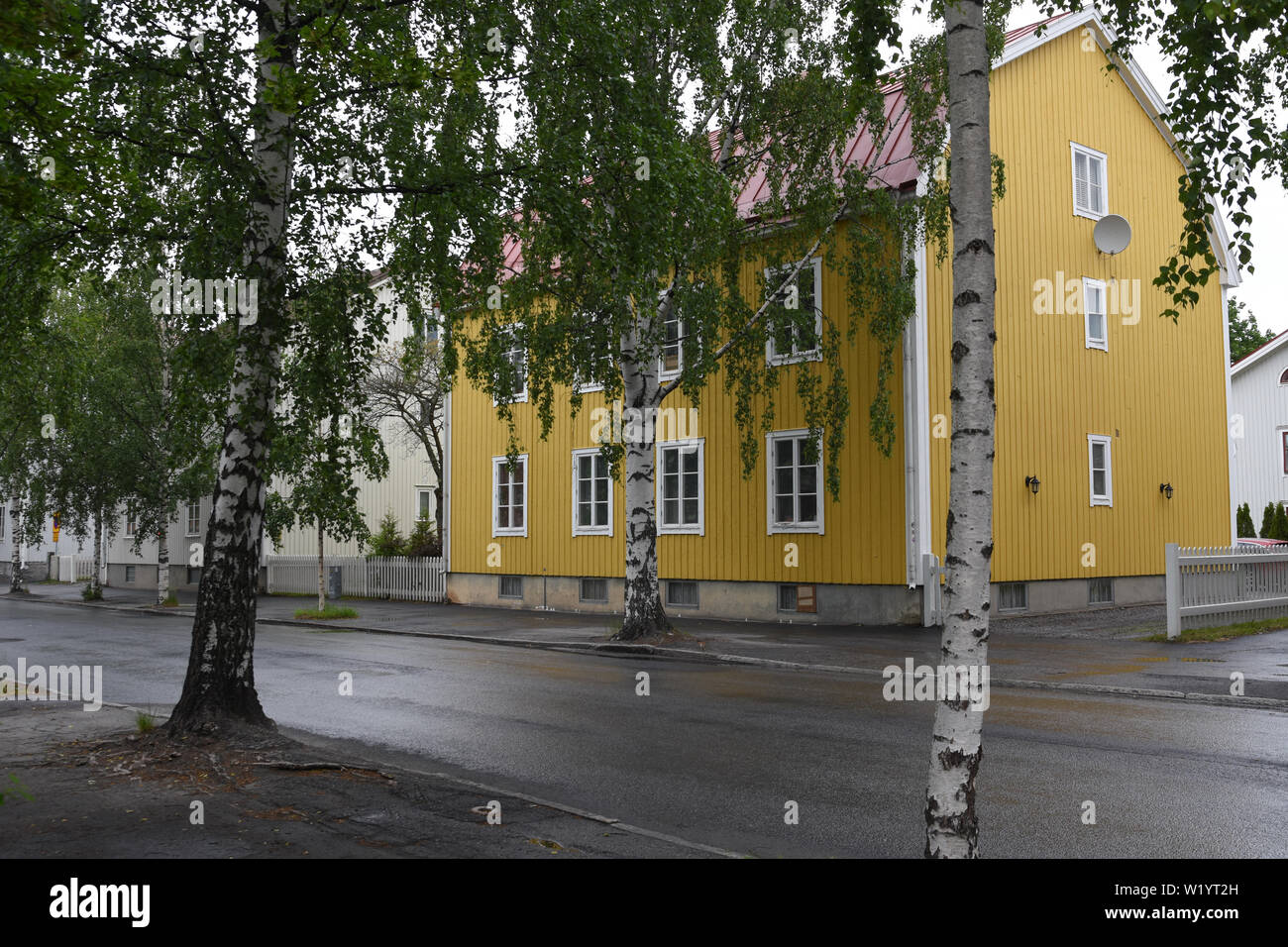 Haus und Bäume auf einer Straße in Umeå, Schweden Stockfoto