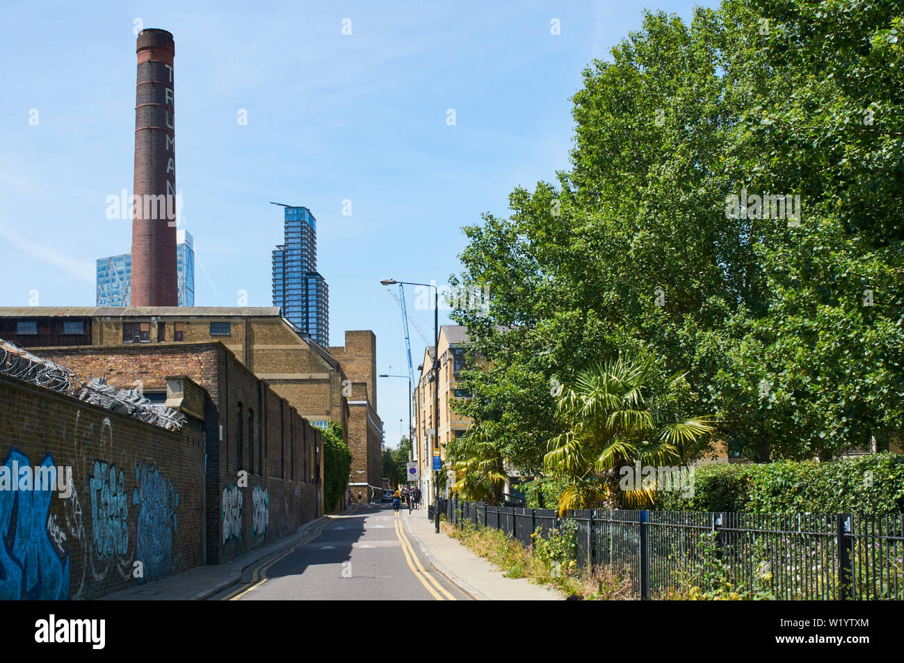 Buxton Street in East London, UK, auf der Suche nach Westen Richtung Brick Lane und die Truman Brauerei. Stockfoto