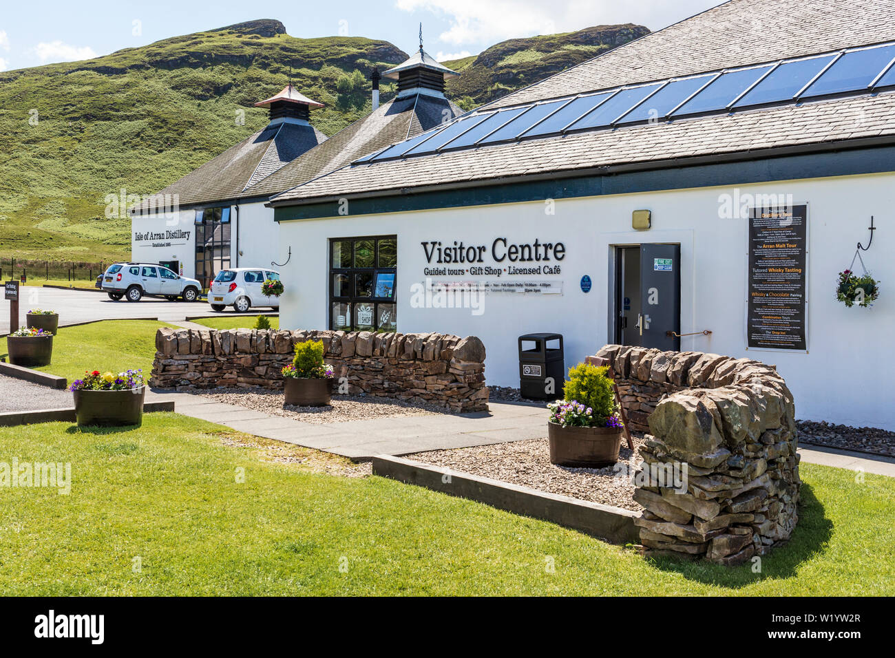 Isle of Arran Distillery, Lochranza, Isle of Arran, Schottland, Großbritannien Stockfoto