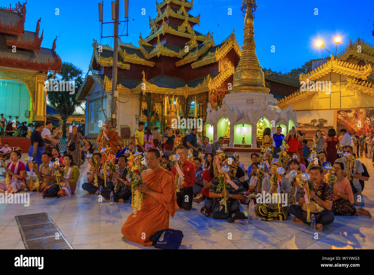 Die Menschen in der Shwedagon Pagode beten Stockfoto