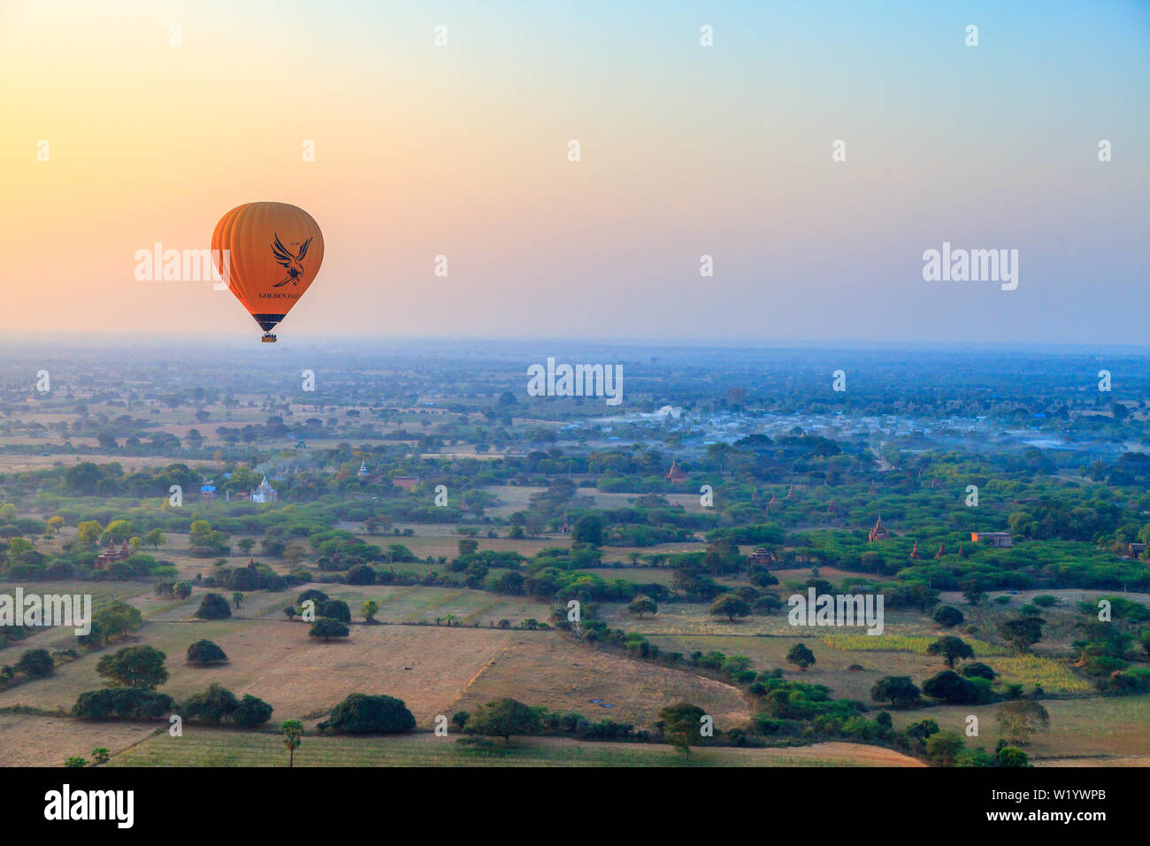 Mit dem Heißluftballon über Bagan Stockfoto