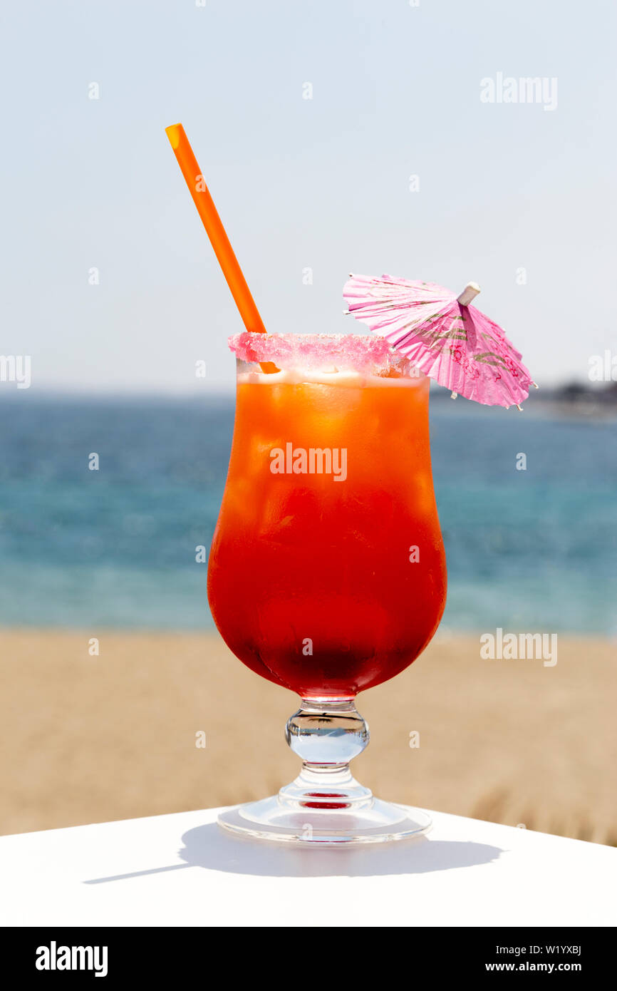 Ein volles Glas Cocktail am Strand Stockfoto
