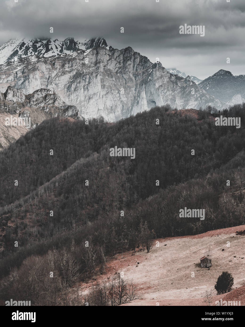 Berge aus Sicht des Ponga Naturpark in Asturien, Spanien gesehen. Naturpark der Picos de Europa. Stockfoto Berge aus Sicht des Ponga Naturpark in Asturien, Spanien gesehen. Naturpark der Picos de Europa. Stockfoto