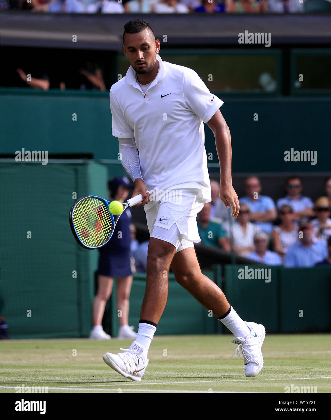Nick Kyrgios spielt einen Schuß während seinem Match gegen Rafael Nadal an Tag vier der Wimbledon Championships in der All England Lawn Tennis und Croquet Club, Wimbledon. Stockfoto