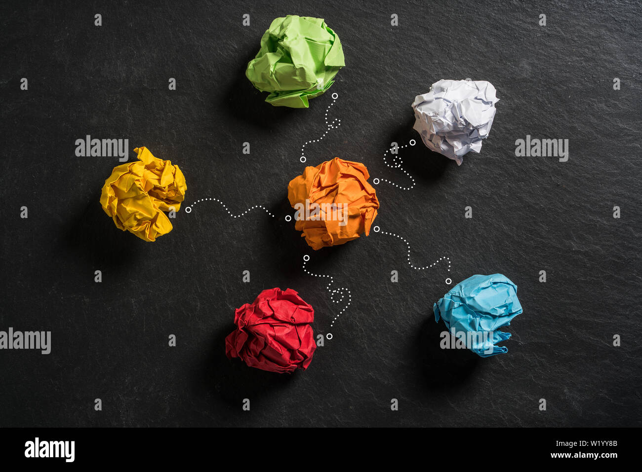 Zerknittertes Papier symbolisieren verschiedene Lösungen mit einer in der Mitte symboilizing der best practice alle Ideen Stockfoto